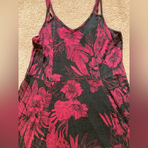 Red and Black Floral Strappy Mini Dress 🖤♦️🖤🥀🖤🌺 - Picture 4 of 7